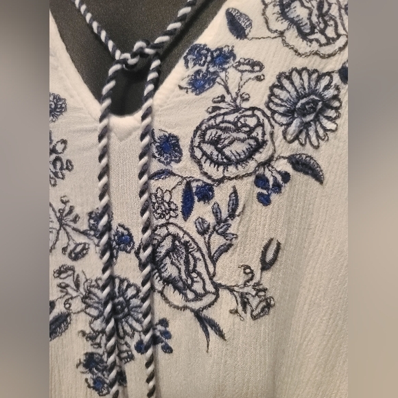 Divided Tops - Gorgeous Embroidered Pullover Top